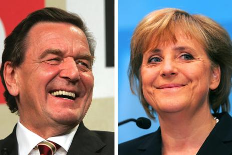 Le chancelier allemand sortant, Gerhard Schr�der, et son challenger, Angela Merkel, revendiquent chacun la victoire.  | AP/MARKUS SCHREIBER MICHAEL PROBST