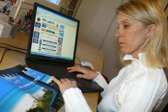 En dix ans, Internet n'a pas seulement impact� l'�conomie, il a envahi la vie quotidienne de millions de gens. | AFP/VALERY HACHE